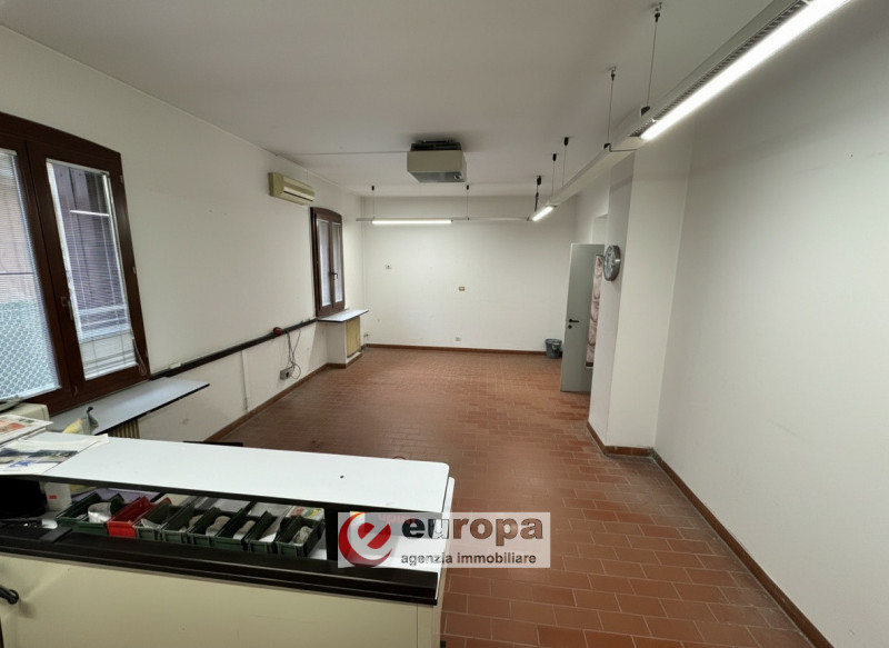 VIA DOMENICONI (laterale v.le Verona): LABORATORIO al piano terra con altezza di 3,20 mt, costitu...