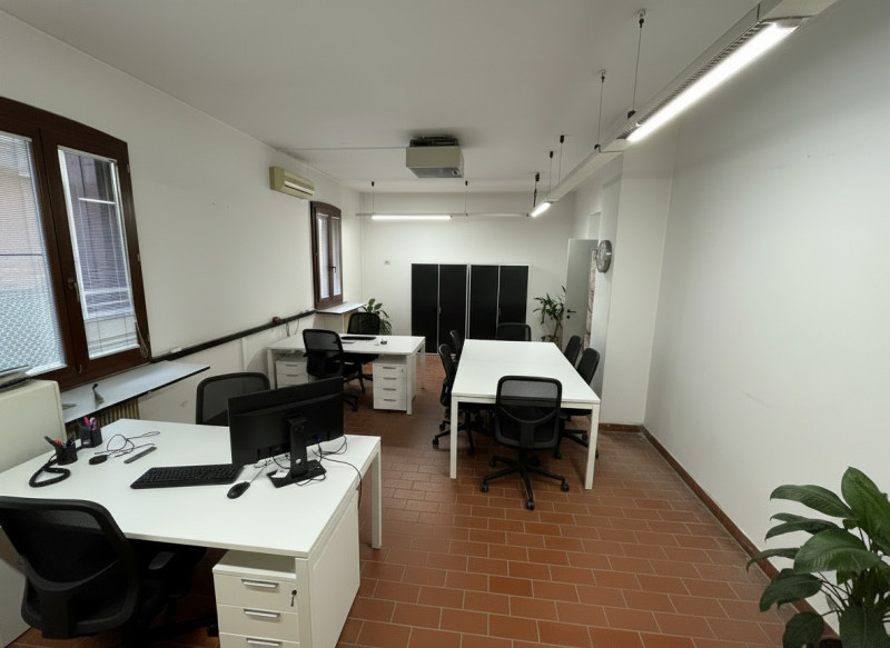 VIA DOMENICONI (laterale v.le Verona): LABORATORIO al piano terra con altezza di 3,20 mt, costitu...