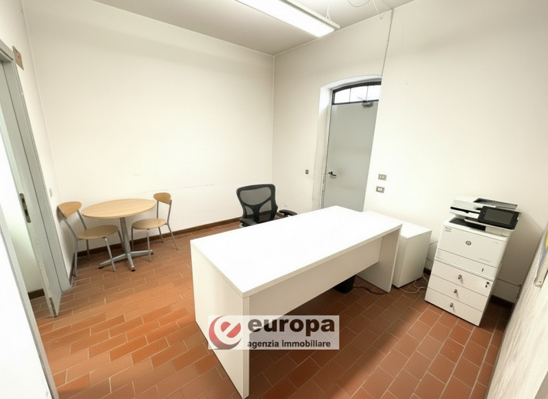 VIA DOMENICONI (laterale v.le Verona): LABORATORIO al piano terra con altezza di 3,20 mt, costitu...