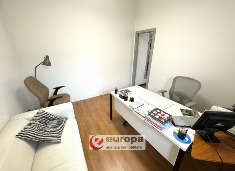 VIA DOMENICONI (laterale v.le Verona): LABORATORIO al piano terra con altezza di 3,20 mt, costitu...