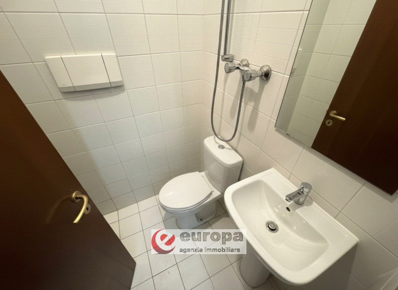 VIA DOMENICONI (laterale v.le Verona): LABORATORIO al piano terra con altezza di 3,20 mt, costitu...