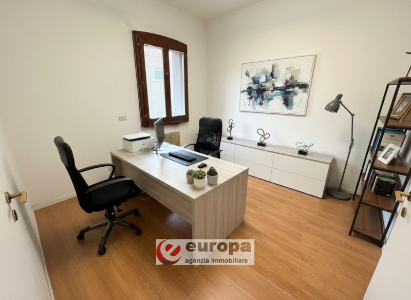 VIA DOMENICONI (laterale v.le Verona): LABORATORIO al piano terra con altezza di 3,20 mt, costitu...