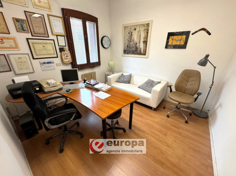 VIA DOMENICONI (laterale v.le Verona): LABORATORIO al piano terra con altezza di 3,20 mt, costitu...