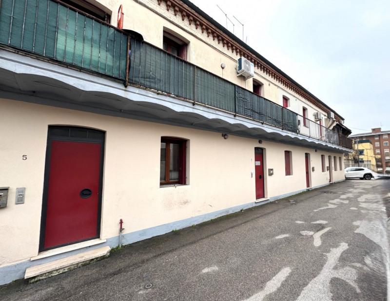 VIA DOMENICONI: Laboratorio al piano terra con altezza H mt. = 3,20, composto da due uffici, due ...