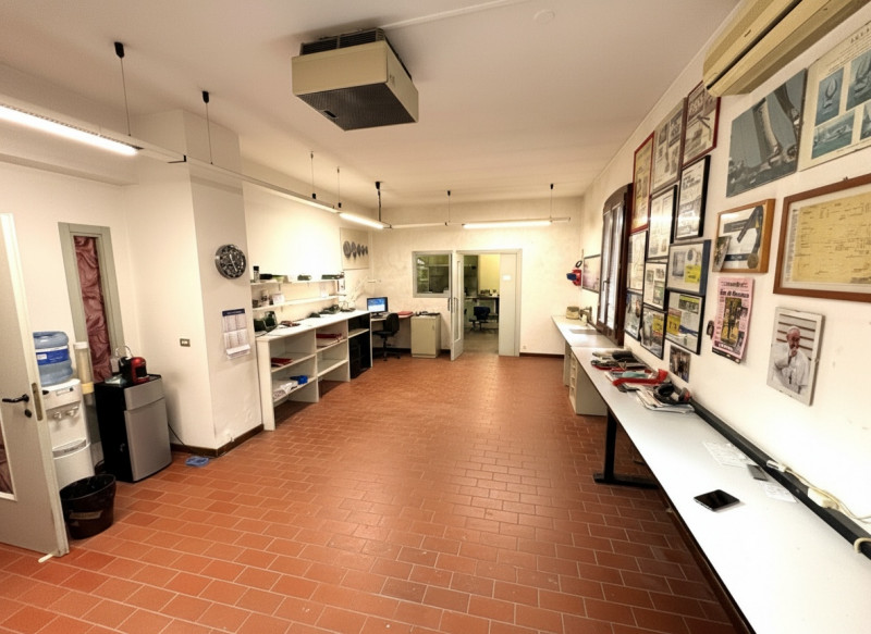 VIA DOMENICONI: Laboratorio al piano terra con altezza H mt. = 3,20, composto da due uffici, due ...