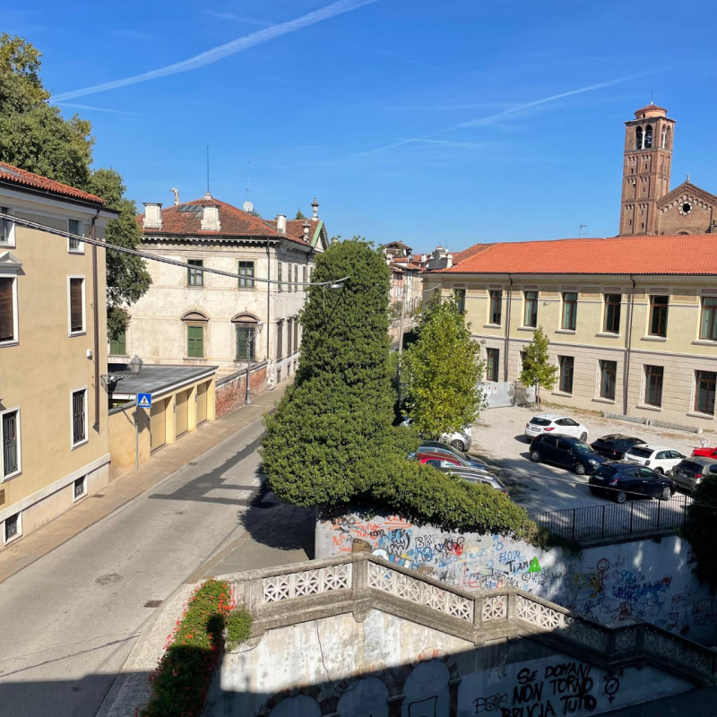 Vicenza centro storico: su palazzo restaurato, luminoso ultimo piano servito da ascensore, compos...