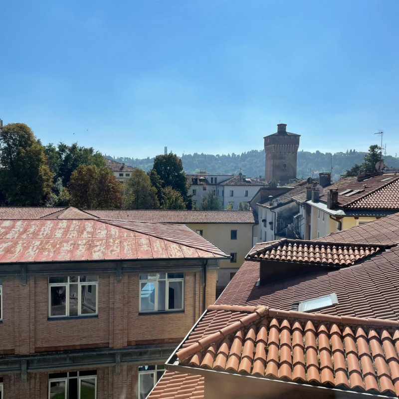 Vicenza centro storico: su palazzo restaurato, luminoso ultimo piano servito da ascensore, compos...