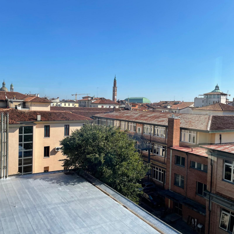 Vicenza centro storico: su palazzo restaurato, luminoso ultimo piano servito da ascensore, compos...