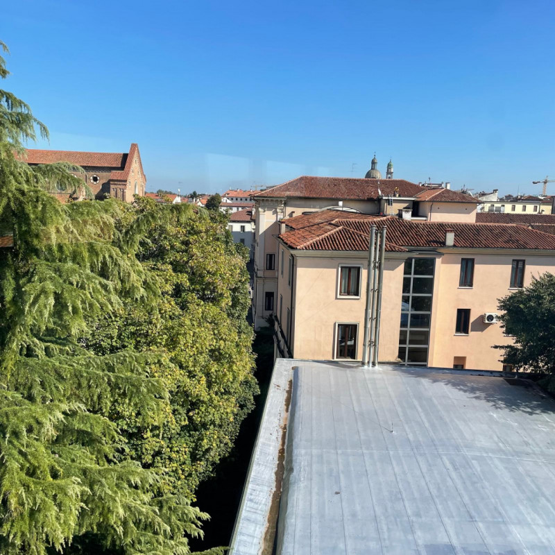 Vicenza centro storico: su palazzo restaurato, luminoso ultimo piano servito da ascensore, compos...