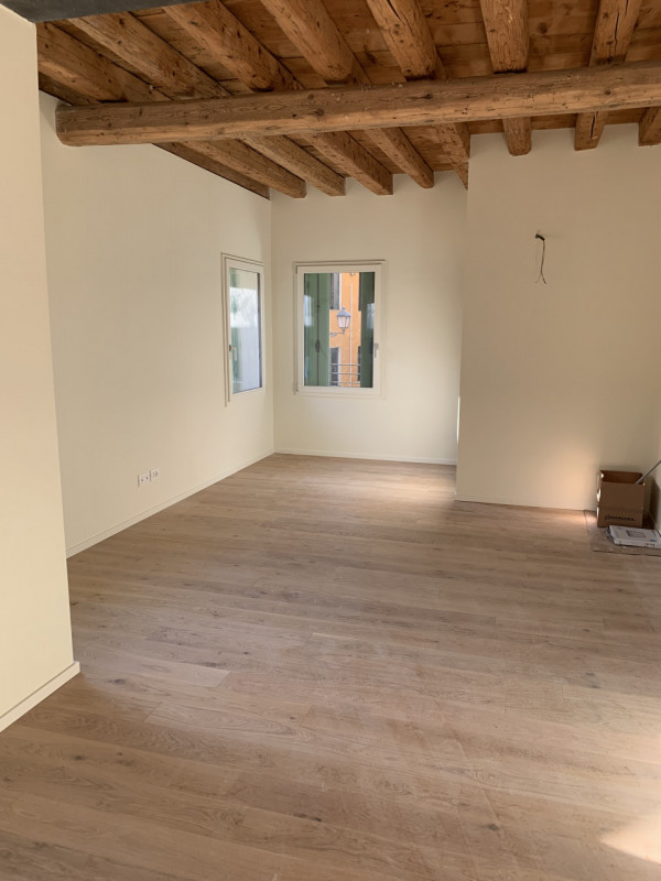 Vicenza centro storico: su palazzo restaurato, luminoso ultimo piano servito da ascensore, compos...