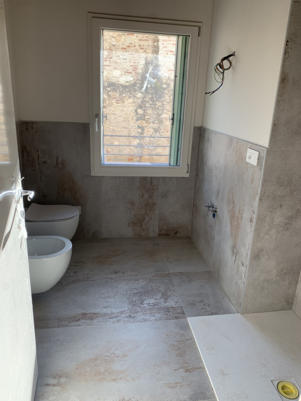 Vicenza centro storico: su palazzo restaurato, luminoso ultimo piano servito da ascensore, compos...