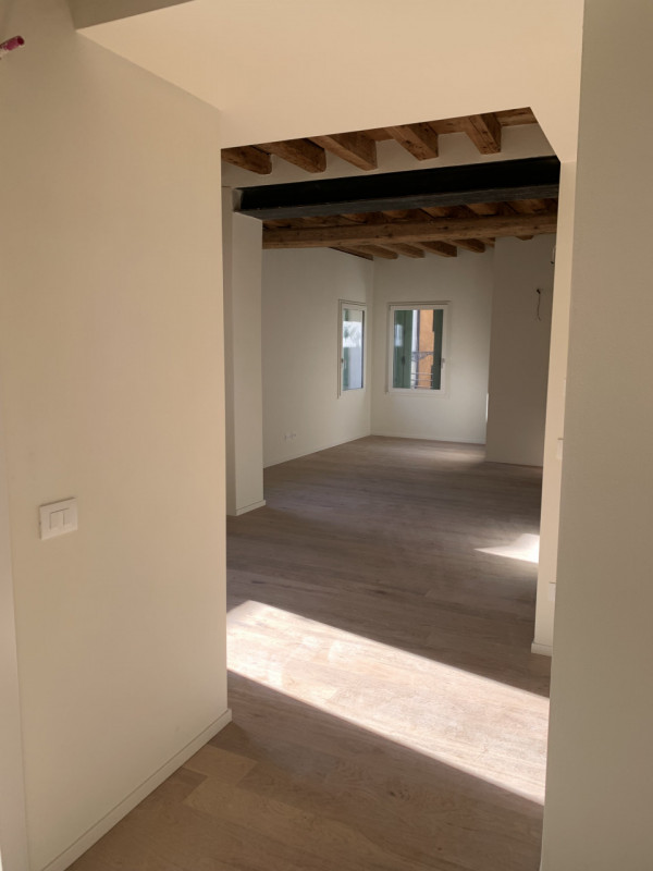 Vicenza centro storico: su palazzo restaurato, luminoso ultimo piano servito da ascensore, compos...