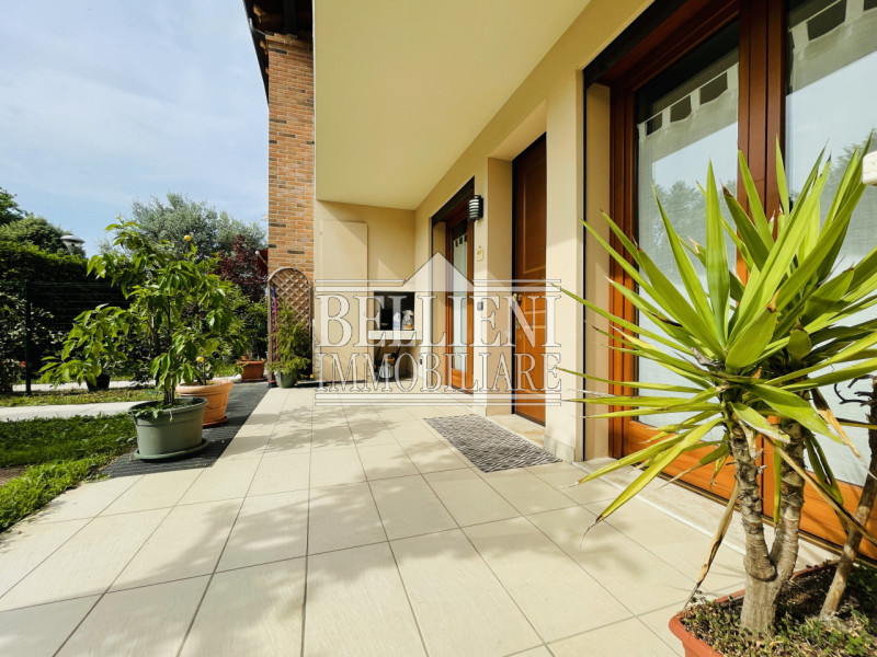 CALDOGNO: tra Cresole e Rettorgole, in contesto di villette a schiera circondato dal verde, VILLE...