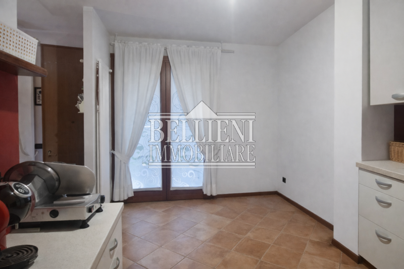 CALDOGNO: tra Cresole e Rettorgole, in contesto di villette a schiera circondato dal verde, VILLE...