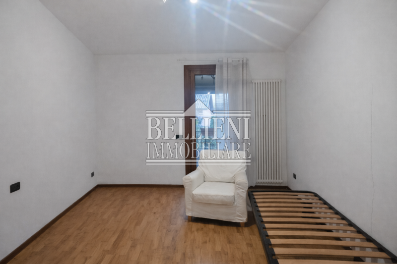 CALDOGNO: tra Cresole e Rettorgole, in contesto di villette a schiera circondato dal verde, VILLE...