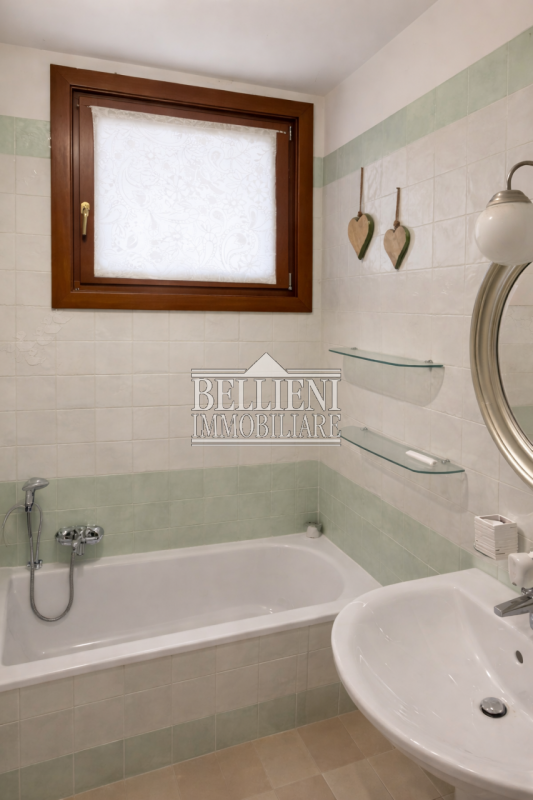 CALDOGNO: tra Cresole e Rettorgole, in contesto di villette a schiera circondato dal verde, VILLE...