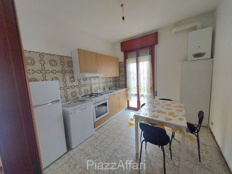 In zona tranquilla e riservata comoda al centro, si propone, in affitto, appartamento al primo pi...