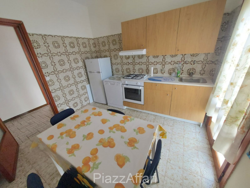 In zona tranquilla e riservata comoda al centro, si propone, in affitto, appartamento al primo pi...