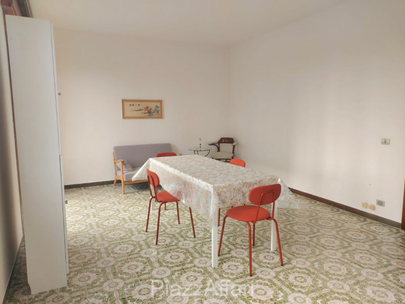 In zona tranquilla e riservata comoda al centro, si propone, in affitto, appartamento al primo pi...