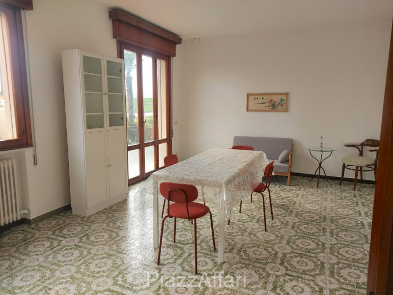 In zona tranquilla e riservata comoda al centro, si propone, in affitto, appartamento al primo pi...