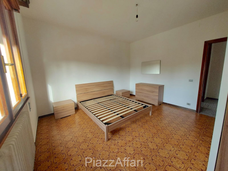 In zona tranquilla e riservata comoda al centro, si propone, in affitto, appartamento al primo pi...