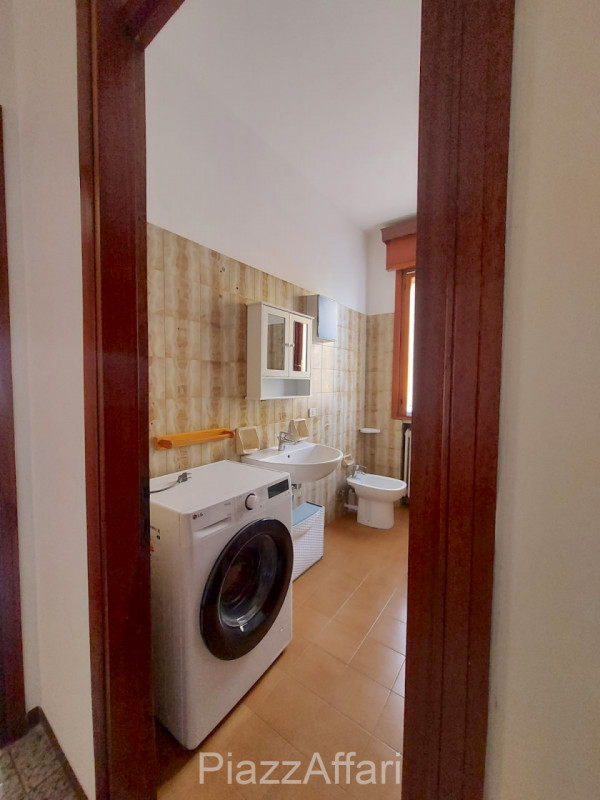 In zona tranquilla e riservata comoda al centro, si propone, in affitto, appartamento al primo pi...