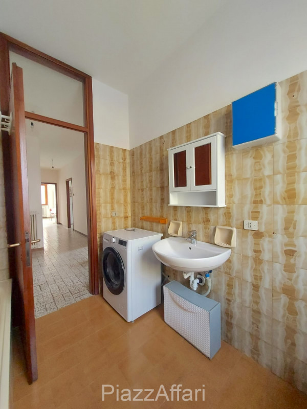 In zona tranquilla e riservata comoda al centro, si propone, in affitto, appartamento al primo pi...