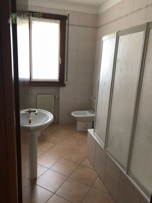 VILLAVERLA CENTRO: APPARTAMENTO BILOCALE A REDDITO situato al terzo piano con ascensore, terrazzo...