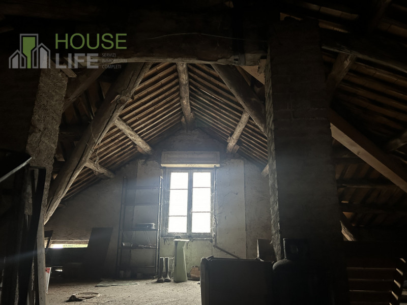 VALLI DEL PASUBIO: in posizione centrale, CASA SINGOLA composta da un tricamere al primo piano, n...