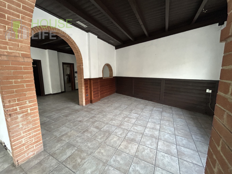 TORREBELVICINO: APPARTAMENTO BICAMERE attualmente locato al primo piano con grande locale commerc...