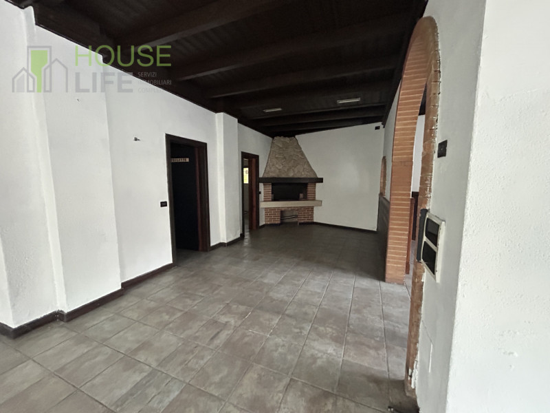 TORREBELVICINO: APPARTAMENTO BICAMERE attualmente locato al primo piano con grande locale commerc...