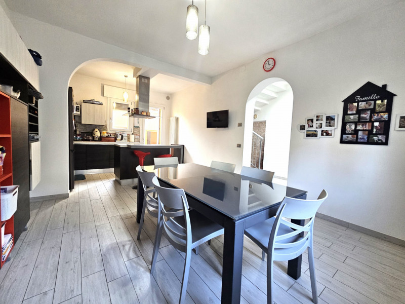 Vieni a scoprire questa porzione di bifamiliare recentemente ristrutturata, situata a di Bagnoli ...