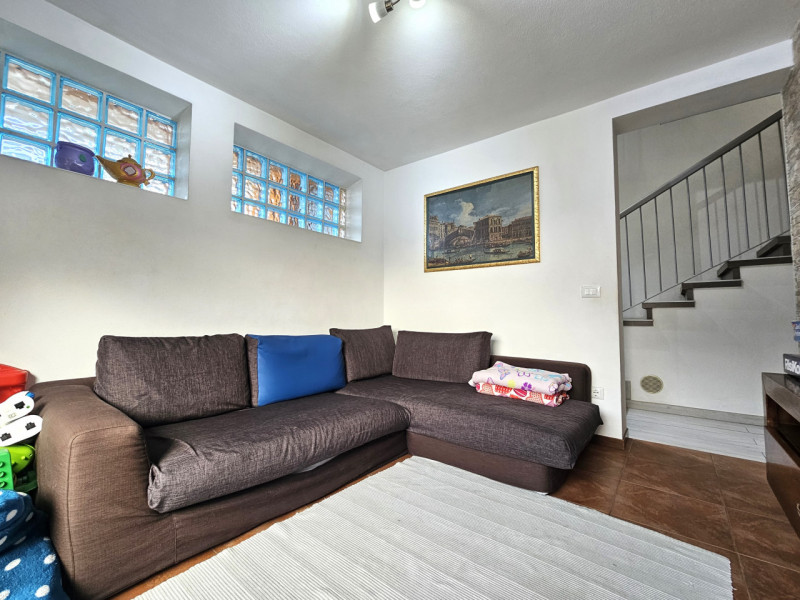 Vieni a scoprire questa porzione di bifamiliare recentemente ristrutturata, situata a di Bagnoli ...