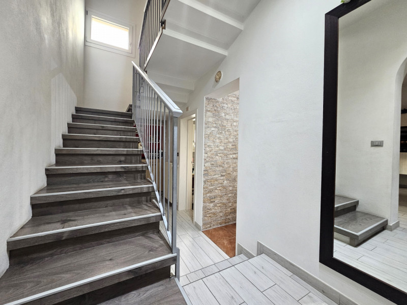 Vieni a scoprire questa porzione di bifamiliare recentemente ristrutturata, situata a di Bagnoli ...