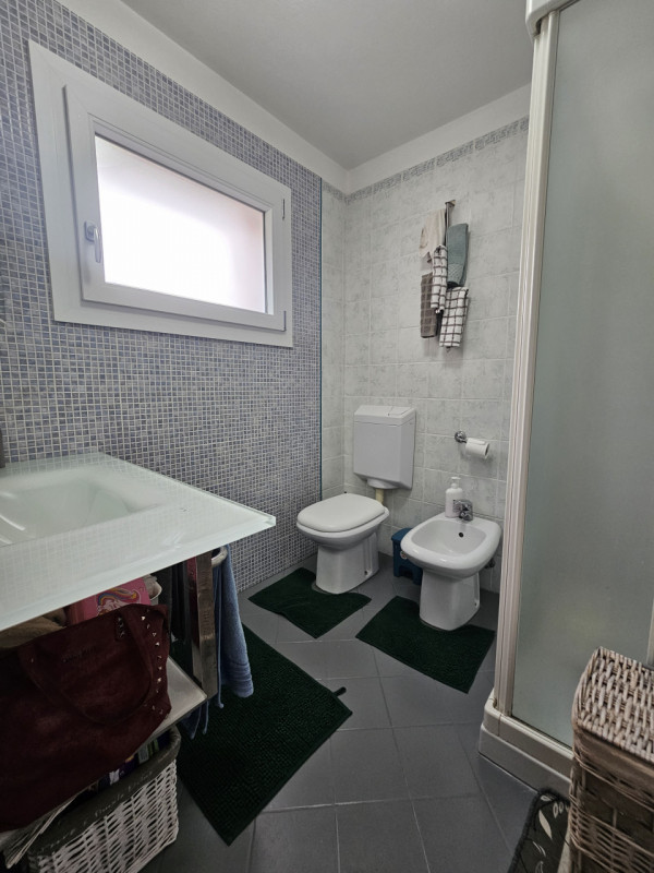 Vieni a scoprire questa porzione di bifamiliare recentemente ristrutturata, situata a di Bagnoli ...