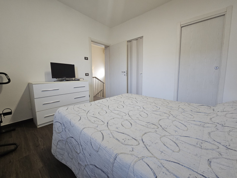 Vieni a scoprire questa porzione di bifamiliare recentemente ristrutturata, situata a di Bagnoli ...