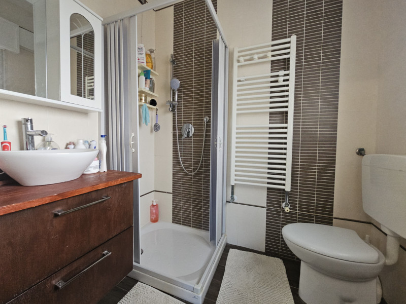 Vieni a scoprire questa porzione di bifamiliare recentemente ristrutturata, situata a di Bagnoli ...