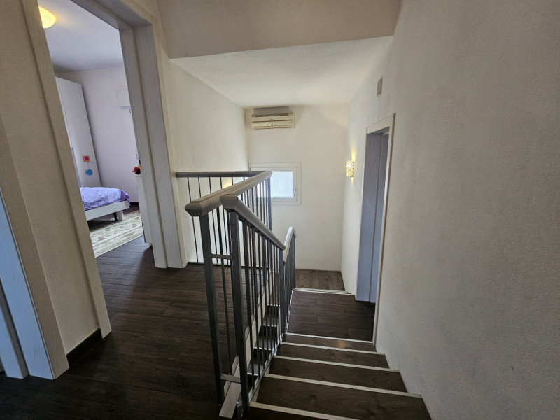 Vieni a scoprire questa porzione di bifamiliare recentemente ristrutturata, situata a di Bagnoli ...