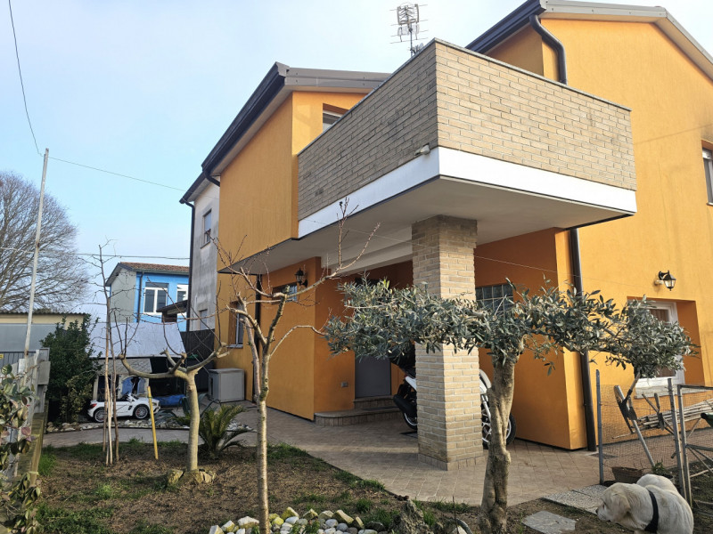 Vieni a scoprire questa porzione di bifamiliare recentemente ristrutturata, situata a di Bagnoli ...