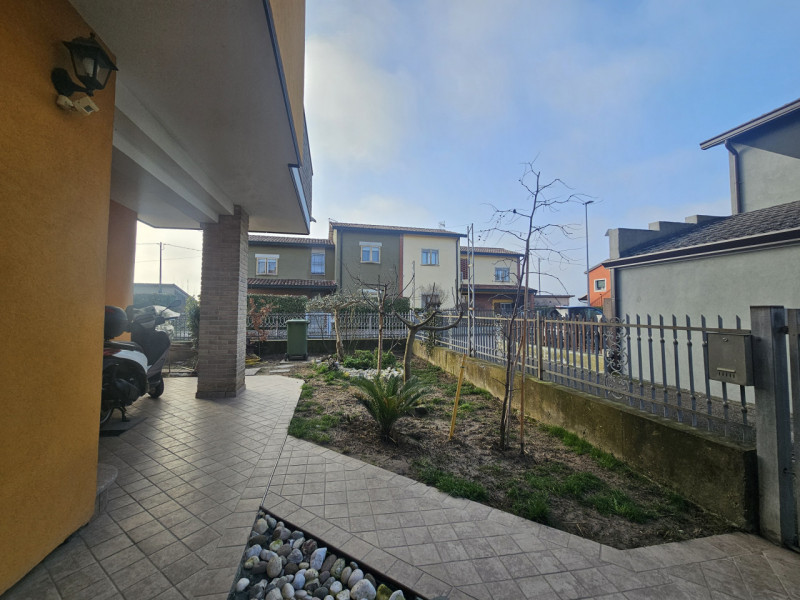 Vieni a scoprire questa porzione di bifamiliare recentemente ristrutturata, situata a di Bagnoli ...