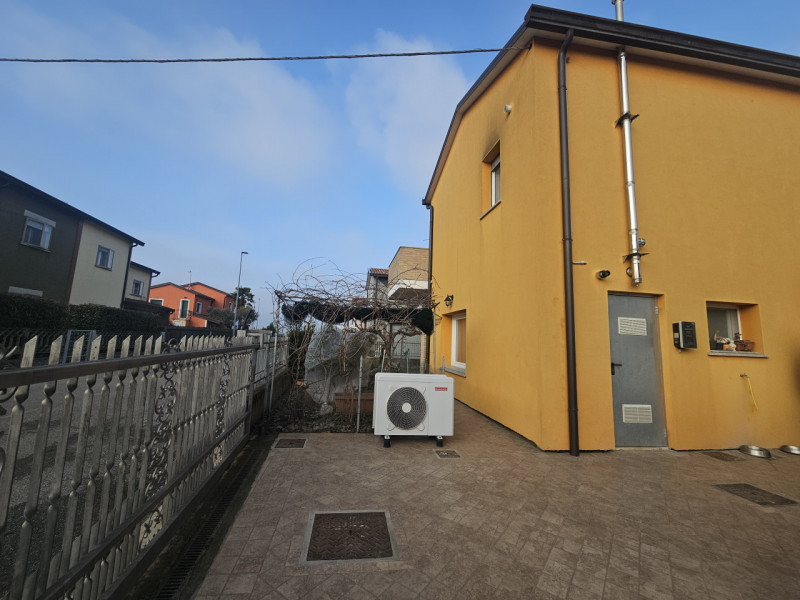 Vieni a scoprire questa porzione di bifamiliare recentemente ristrutturata, situata a di Bagnoli ...