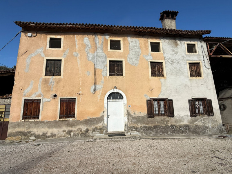 IMMOBILE DA RISTRUTTURARE CON ACCESSORI ED AREA ESTERNA DI MQ. 1.500 A SOVIZZO COLLE (EX GAMBUGLI...