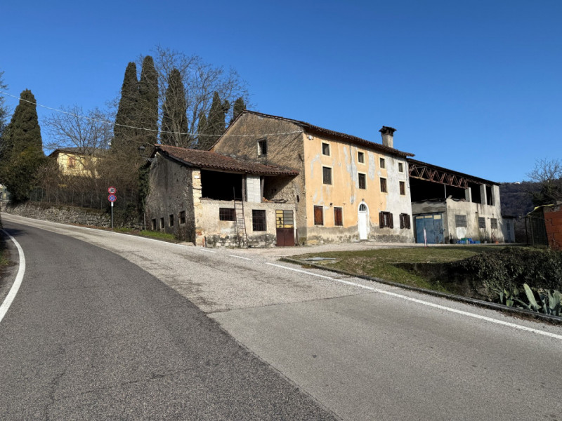 IMMOBILE DA RISTRUTTURARE CON ACCESSORI ED AREA ESTERNA DI MQ. 1.500 A SOVIZZO COLLE (EX GAMBUGLI...