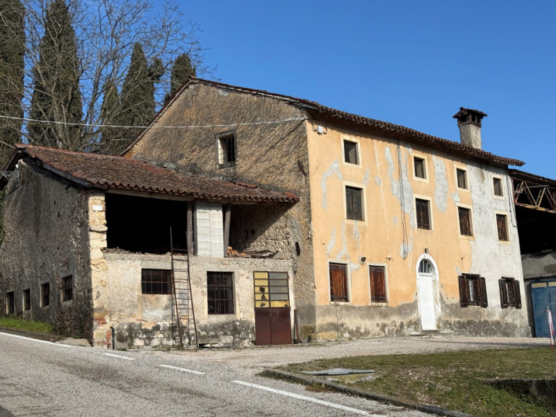 IMMOBILE DA RISTRUTTURARE CON ACCESSORI ED AREA ESTERNA DI MQ. 1.500 A SOVIZZO COLLE (EX GAMBUGLI...