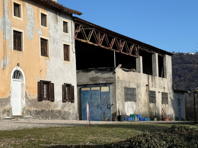 IMMOBILE DA RISTRUTTURARE CON ACCESSORI ED AREA ESTERNA DI MQ. 1.500 A SOVIZZO COLLE (EX GAMBUGLI...