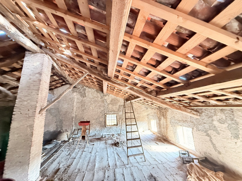 IMMOBILE DA RISTRUTTURARE CON ACCESSORI ED AREA ESTERNA DI MQ. 1.500 A SOVIZZO COLLE (EX GAMBUGLI...