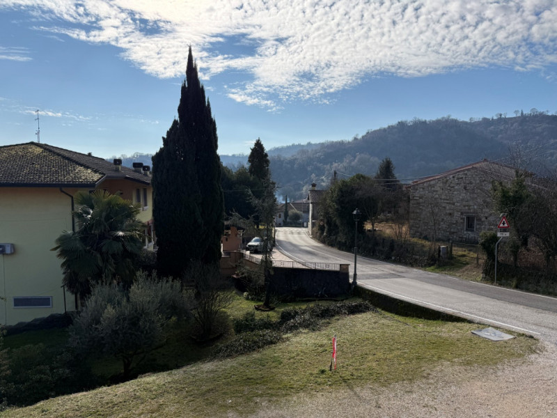 IMMOBILE DA RISTRUTTURARE CON ACCESSORI ED AREA ESTERNA DI MQ. 1.500 A SOVIZZO COLLE (EX GAMBUGLI...