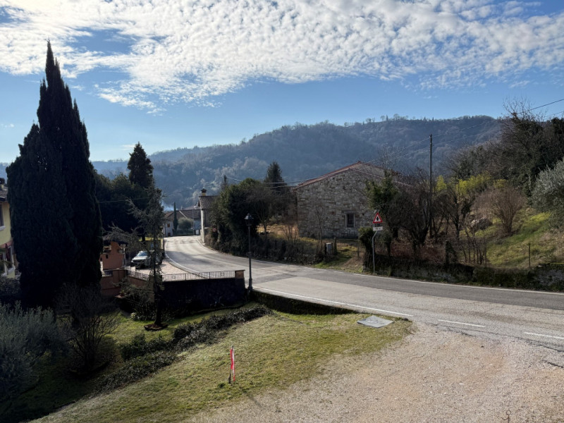 IMMOBILE DA RISTRUTTURARE CON ACCESSORI ED AREA ESTERNA DI MQ. 1.500 A SOVIZZO COLLE (EX GAMBUGLI...