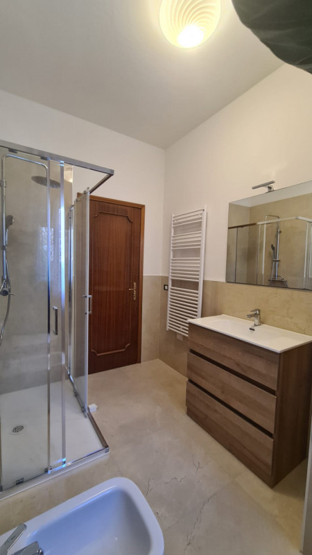 Proponiamo in affitto uno spazioso appartamento trilocale di ben 101 mq situato nella tranquilla ...