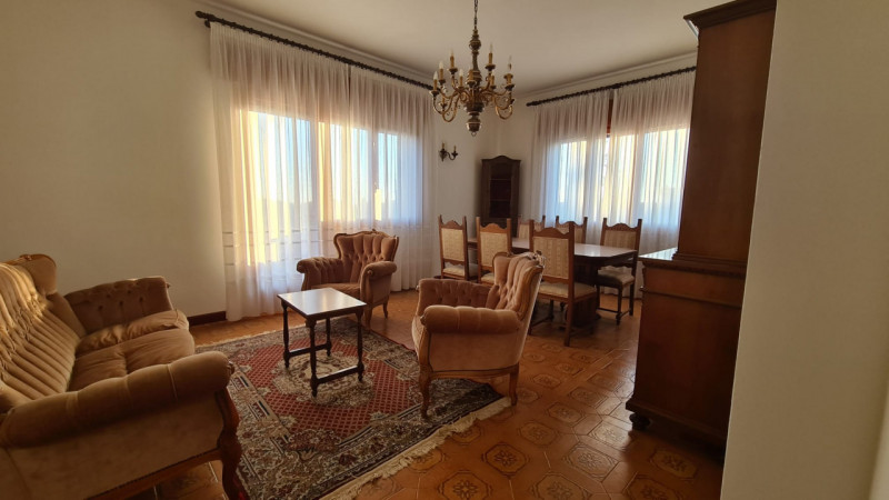 Proponiamo in affitto uno spazioso appartamento trilocale di ben 101 mq situato nella tranquilla ...